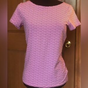 JONES NY SIGNATURE sS adorable summer top Pink w/small blk pin dots. Ballet neck